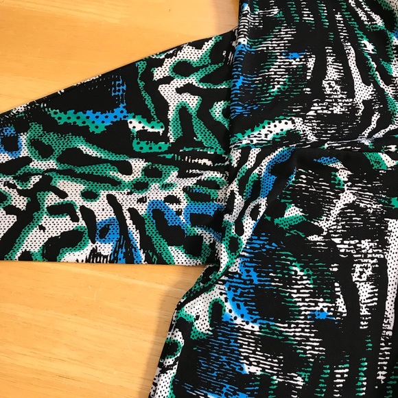 T Tahari Short Sleeve Knit Dress W/Waist Wrap Ties - Picture 5 of 8